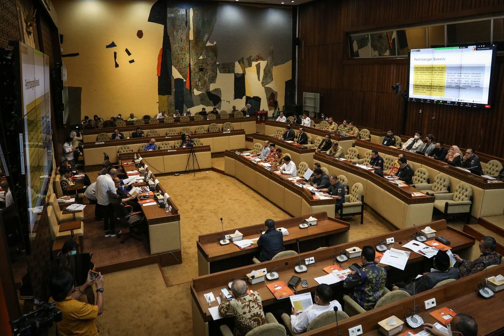 Suasana rapat Komisi II DPR bersama Komisi Pemilihan Umum (KPU), Badan Pengawas Pemilihan Umum (Bawaslu), Dewan Kehormatan Penyelenggara Pemilu (DKPP), dan Kementerian Dalam Negeri di Gedung Parlemen, Jakarta, Senin (27/3/2023). 