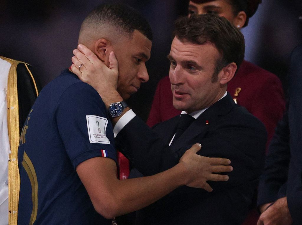 Presiden Perancis Emmanuel Macron memberi selamat kepada pemain Perancis, Kylian Mbappe, yang meraih penghargaan Sepatu Emas di Stadion Lusail, Lusail, Qatar, seusai laga final Piala Dunia Qatar antara Argentina dan Perancis, Minggu (18/12/2022).