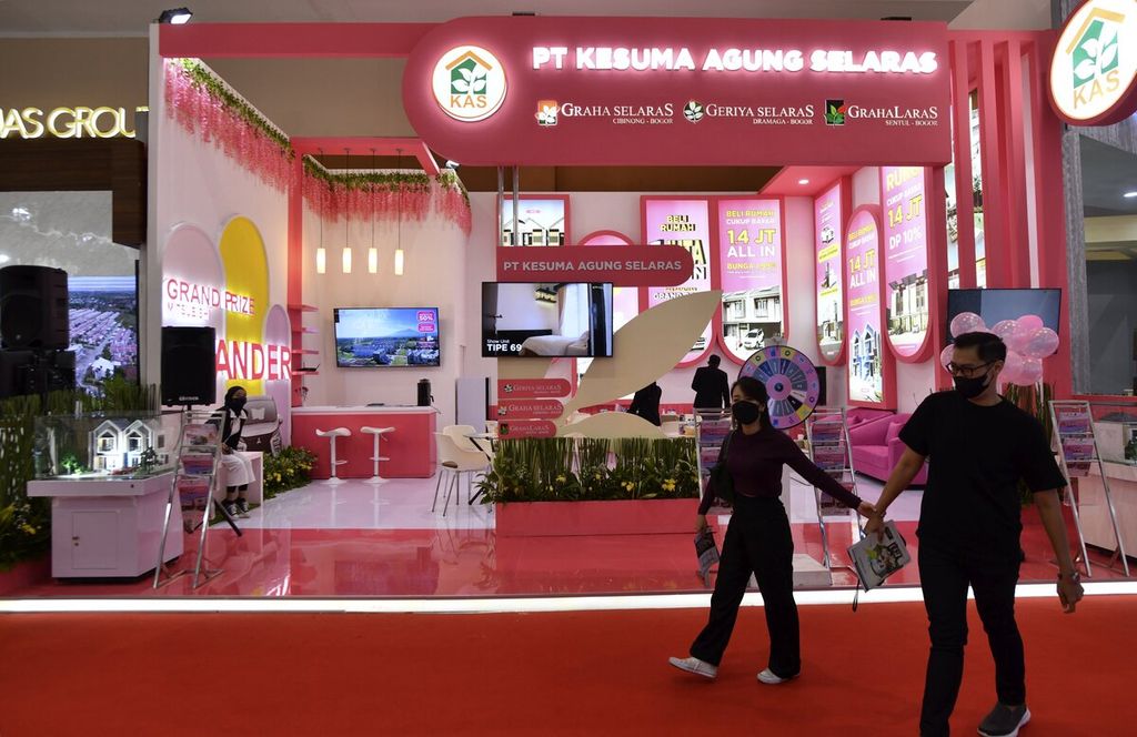 Pasangan muda mencari informasi penjualan rumah dalam pameran Indonesia Properti Expo 2023 di Jakarta Convention Center (JCC), Jakarta, Senin (13/2/2023). 