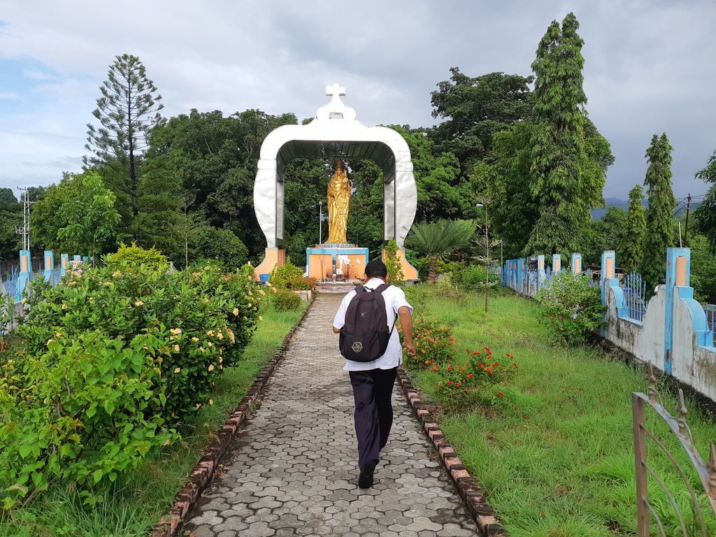 Warga berjalan menuju patung Bunda Maria di Larantuka, Kabupaten Flores Timur, NTT, pada Rabu (25/1/2023). Larantuka dijuluki ”Kota Reinha” yang berarti kota dengan pelindung Bunda Maria. Penduduk kota itu mayoritas memeluk Katolik.