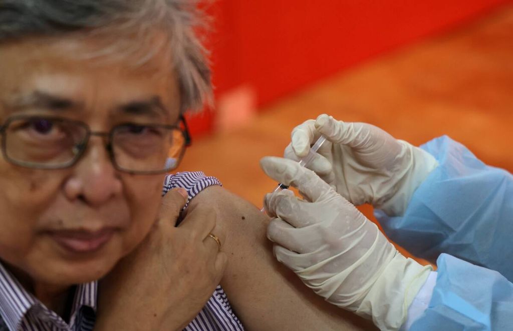 Seorang lansia menerima suntikan vaksin Covid-19 penguat kedua saat diadakan vaksinasi penguat untuk purnakarya Kompas Gramedia dan warga lansia di Bentara Budaya Jakarta, di Jakarta, Rabu (14/12/2022).