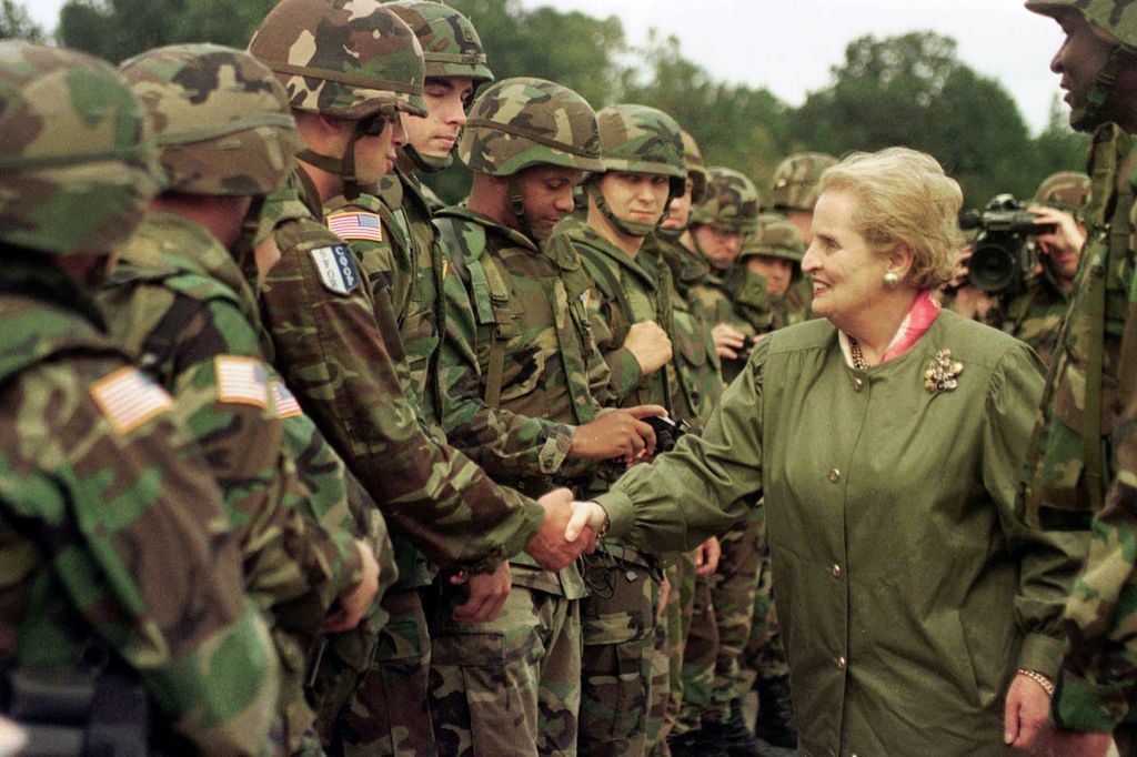  Menteri Luar Negeri AS Madeleine Albright berjabat tangan dengan tentara AS dalam kunjungan ke Pangkalan Udara AS Eagle, dekat Tuzla, Bosnia, 30 Agustus 1998. 