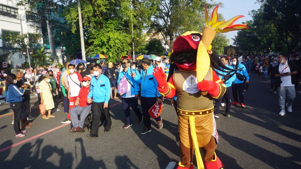 Maskot ASEAN Para Games 2022 berupa Rajamala (kanan) memimpin kirab untuk sosialisasi ASEAN Para Games 2022 dalam hari bebas kendaraan bermotor di Jalan Slamet Riyadi, Kota Surakarta, Jawa Tengah, Minggu (3/7/2022). 