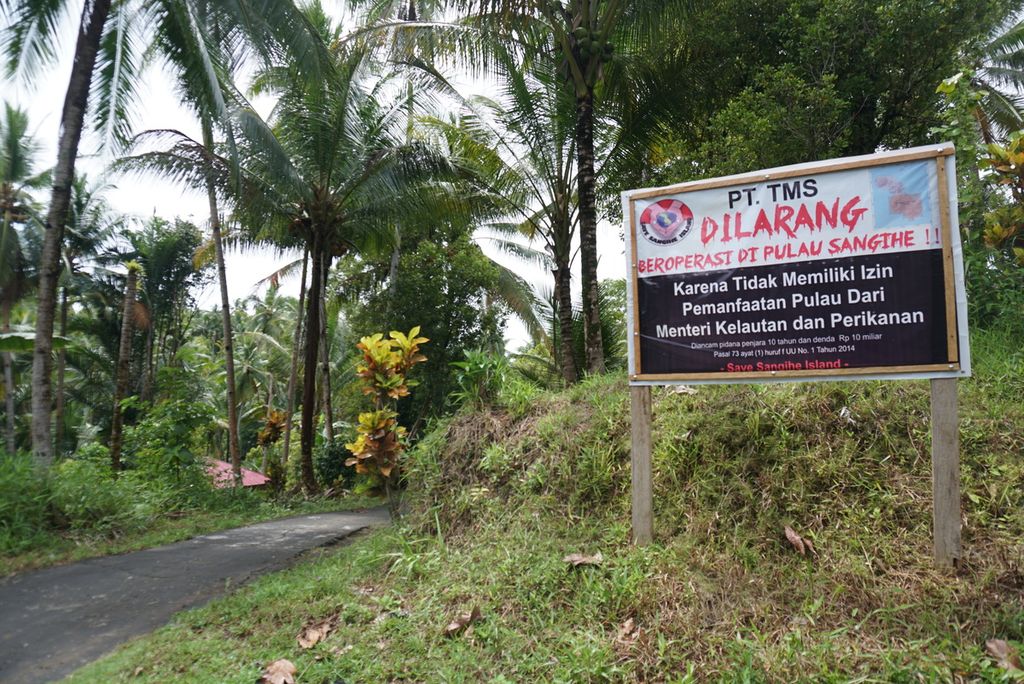 Spanduk penolakan PT Tambang Mas Sangihe berdiri di jalan lintas kecamatan wilayah Tabukan Selatan Tengah, Kepulauan Sangihe, Sulawesi Utara, Sabtu (7/8/2021). Spanduk itu dipasang di sejumlah tempat oleh gerakan Save Sangihe Island.