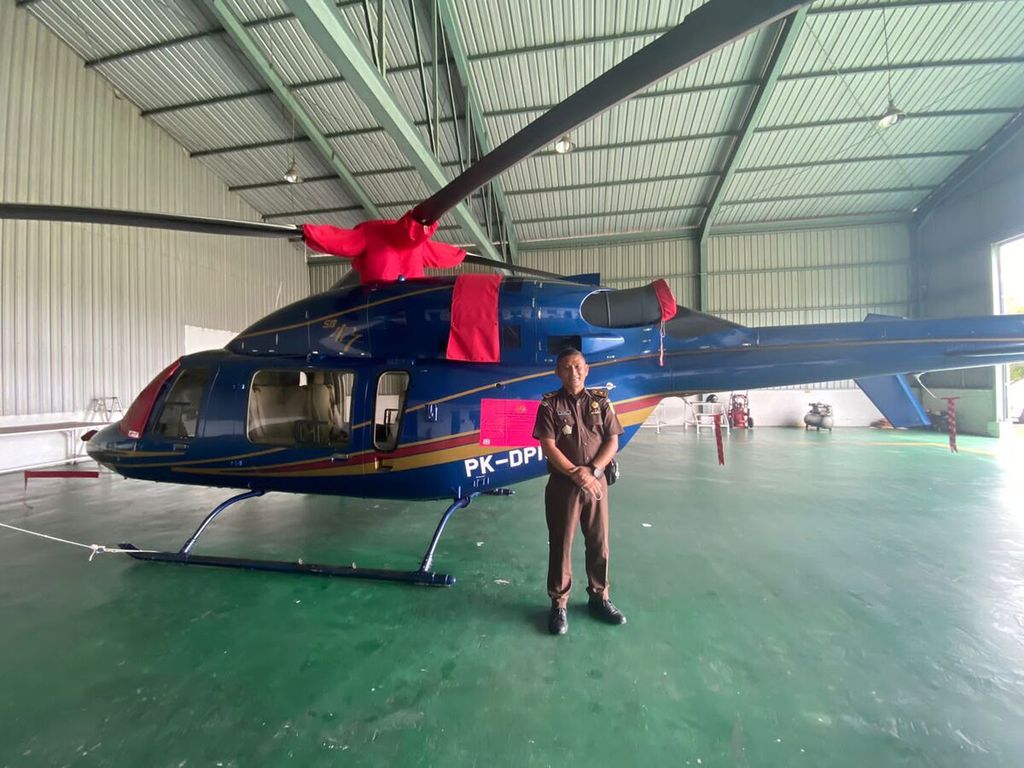 Helikopter yang diduga terkait kasus dugaan korupsi dan pencucian uang dengan tersangka Surya Darmadi. Helikopter itu disita penyidik.