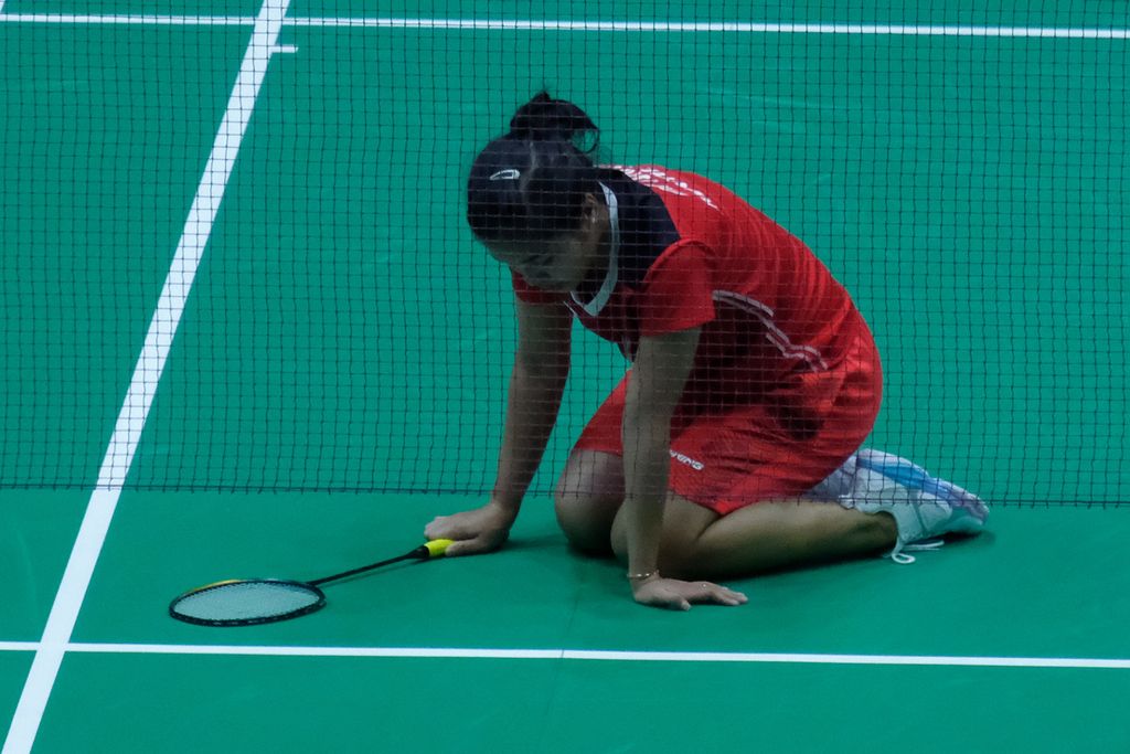 Tunggal pertama Indonesia, Gregoria Mariska Tunjung, takluk dari wakil Vietnam Nguyen Thuy Linh, 21-14, 17-21, 16-21, dalam semifinal beregu SEA Games Vietnam 2021 di Bac Giang Gymnasium, pada Selasa (17/5/2022).