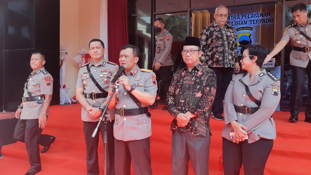 Kepala Kepolisian Daerah Jawa Tengah Inspektur Jenderal Ahmad Luthfi memberi keterangan pers di Purwokerto, Banyumas, Jawa Tengah, Rabu (21/12/2022).