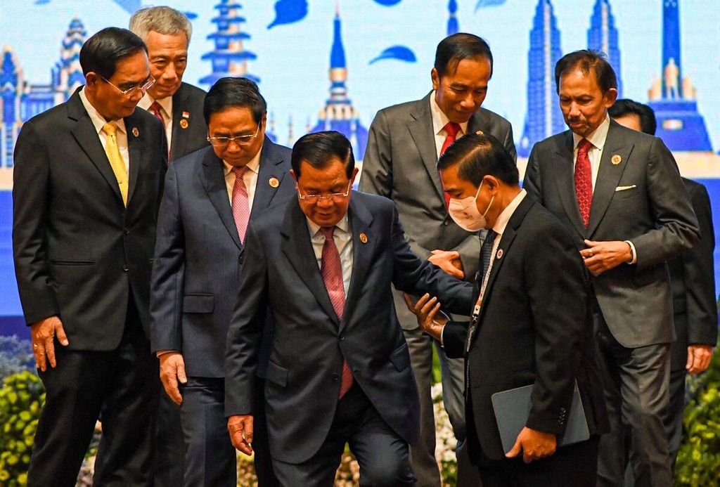 Para pemimpin ASEAN, termasuk Presiden Joko Widodo (atas, tengah), turun dari panggung pada upacara pembukaan KTT ke-40 dan 41 ASEAN di Phnom Penh, Kamboja, Jumat (11/11/2022). 