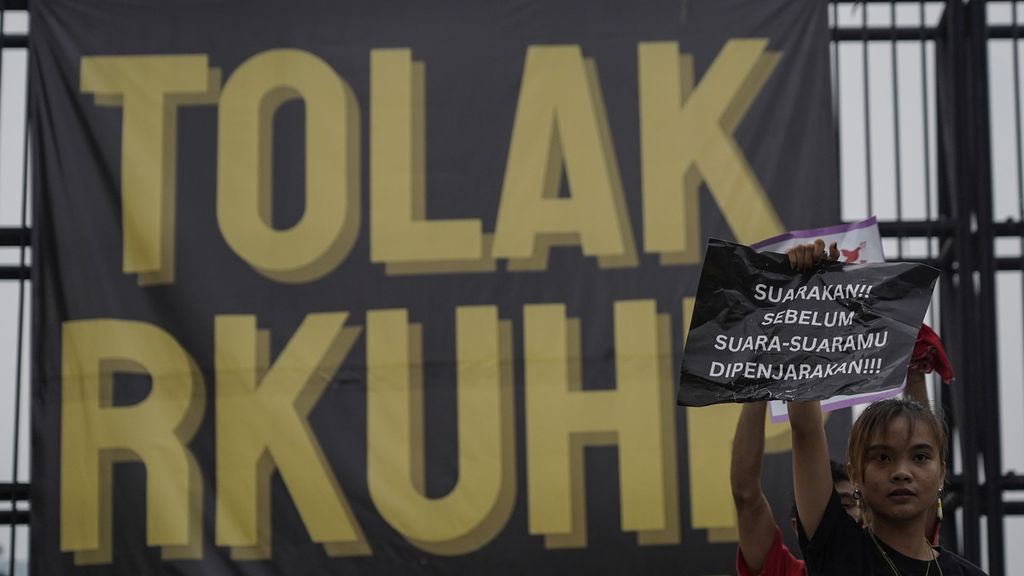 Teaterikal peserta aksi penolakan pengesahan Rancangan Kitab Undang-undang Hukum Pidana (RKUHP) di depan Kompleks Gedung MPR dan DPR, Jakarta, Senin (5/12/2022).