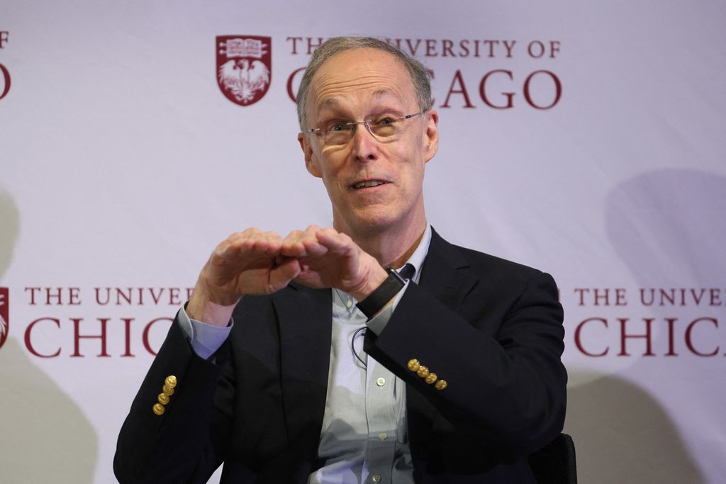 Profesor Douglas Diamond dari University of Chicago bertemu dengan para tamu di universitas setelah diumumkan sebagai salah satu peraih Hadiah Nobel Ekonomi, Senin (10/10/2022). 