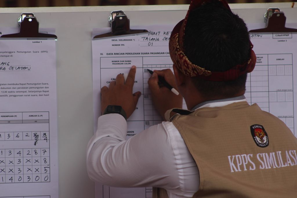 Petugas KPPS simulasi sedang menghitung hasil pemungutan suara  di Palembang, Kamis (27/4/2023). Sebelum di Palembang, simulasi ini sudah pernah digelar di Tangerang Selatan dan Bogor.
