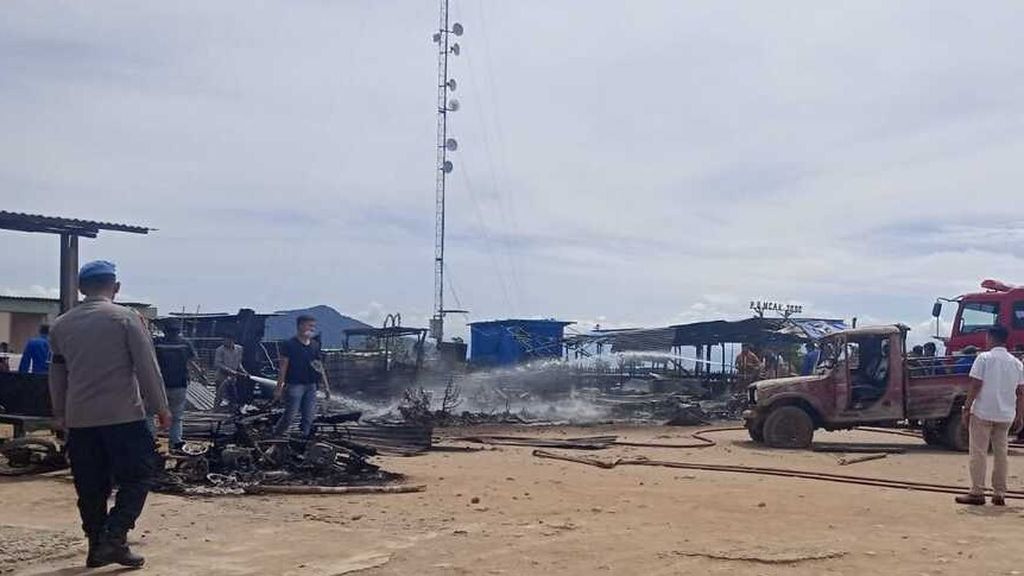 Petugas mengamankan lokasi bentrok akibat sengketa lahan di Puncak 2000, Kecamatan Tigapanah, Kabupaten Karo, Selasa (17/5/2022).
