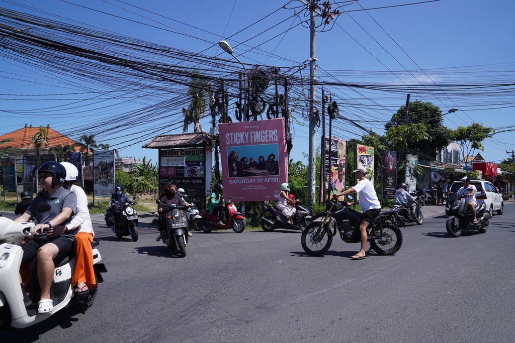 Warga negara asing mengendarai sepeda motor di Canggu, Bali, Senin (24/4/2023)