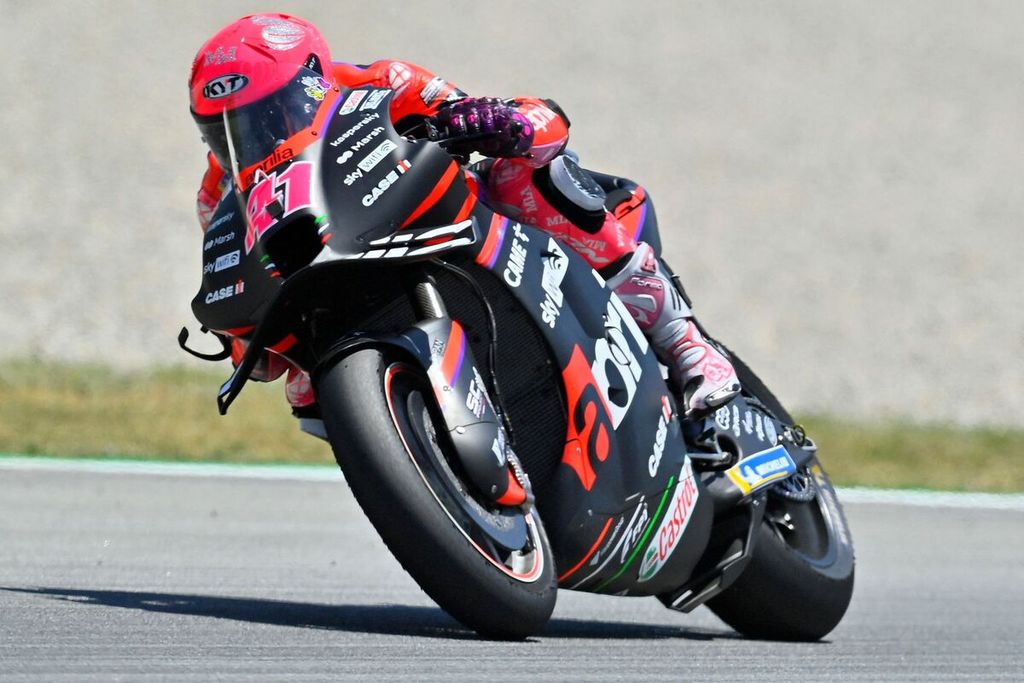 Pebalap Aprilia, Aleix Espargaro, memacu motornya pada balapan MotoGP seri Catalunya di Montmelo, Spanyol, Minggu (5/6/2022). Ia finis kelima.