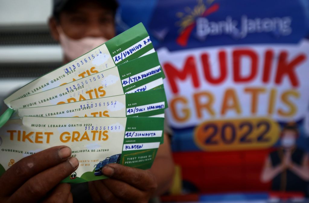 Peserta menunjukkan tiket dalam ajang Mudik Lebaran Gratis 2022 yang diberangkatkan dari halaman Museum Purna Bhakti Pertiwi TMII, Jakarta Timur, Kamis (28/4/2022). 