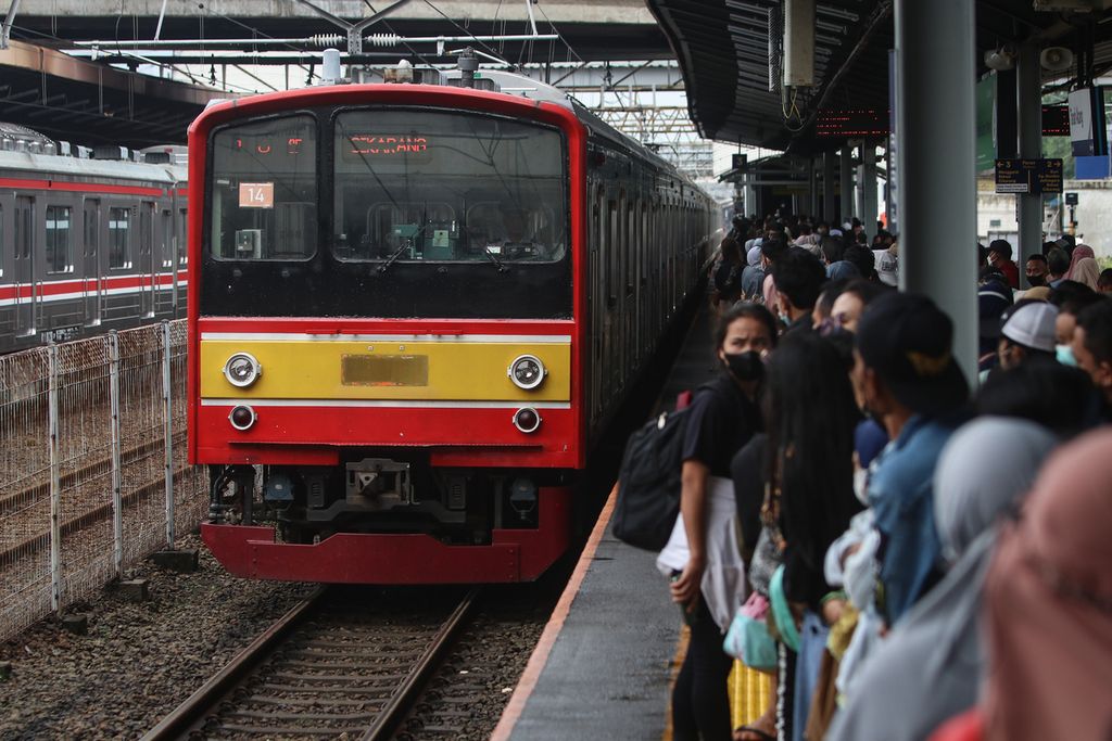 Para penumpang menunggu KRL berhenti di Stasiun Tanah Abang, Jakarta, Jumat (30/12/2022). 