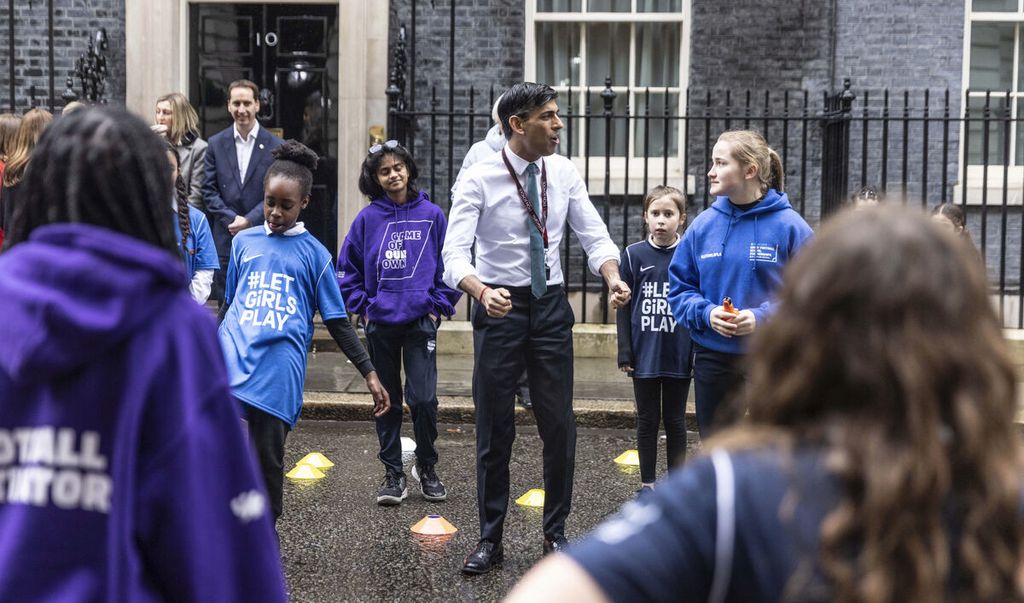 Perdana Menteri Inggris Rishi Sunak menjadi tuan rumah saat bersama mantan anggota tim sepak bola wanita Inggris selama acara pelatihan sepak bola di Downing Street di London, Rabu (8/3/2023). 