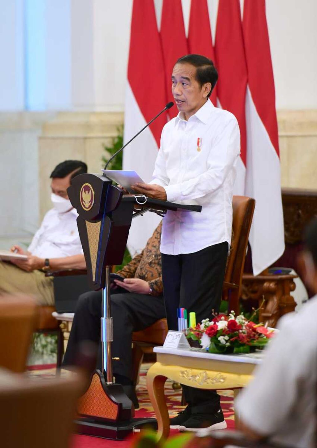 President Joko Widodo delivers an introductory speech to the plenary cabinet session at the State Palace, Jakarta, Tuesday (5/4/2022).