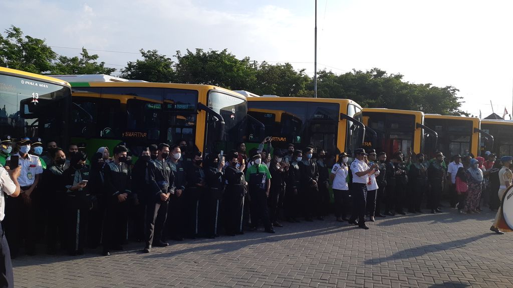 Gubernur Jatim Khofifah Indar Parawansa meresmikan pengoperasian bus Trans Jatim, Jumat (19/8/2022). 