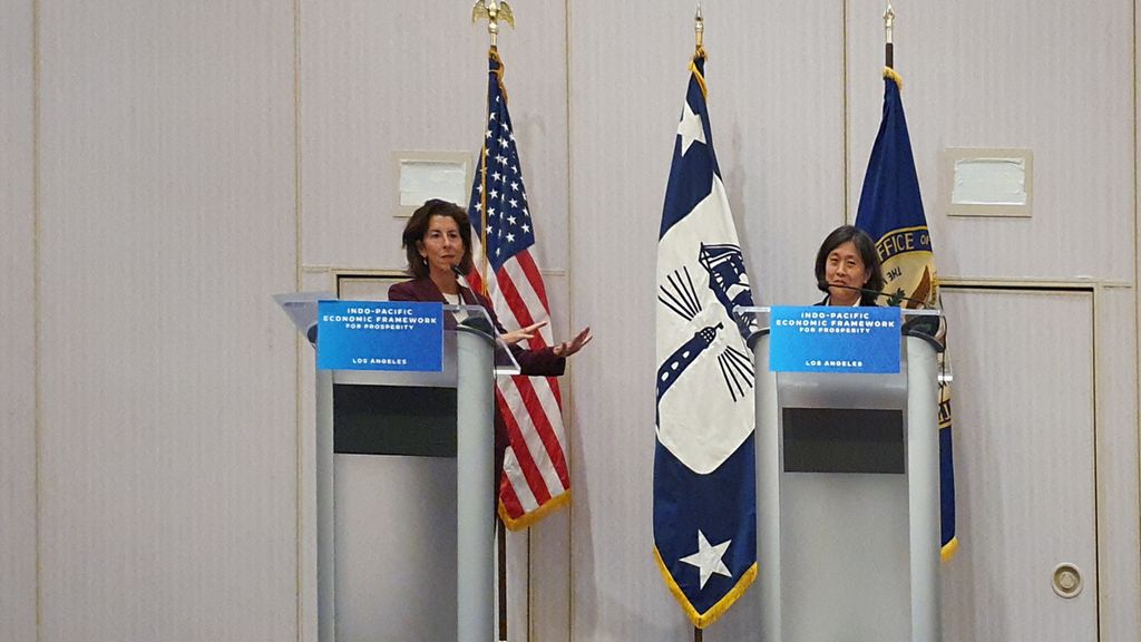 Menteri Perdagangan AS Gina Raimondo (kiri) dan Perwakilan Dagang Katherine Tai sedang berdiskusi dengan para pemimpin redaksi yang hadir dalam penutupan IPEF di Los Angeles, Amerika Serikat, Jumat (9/9/2022).