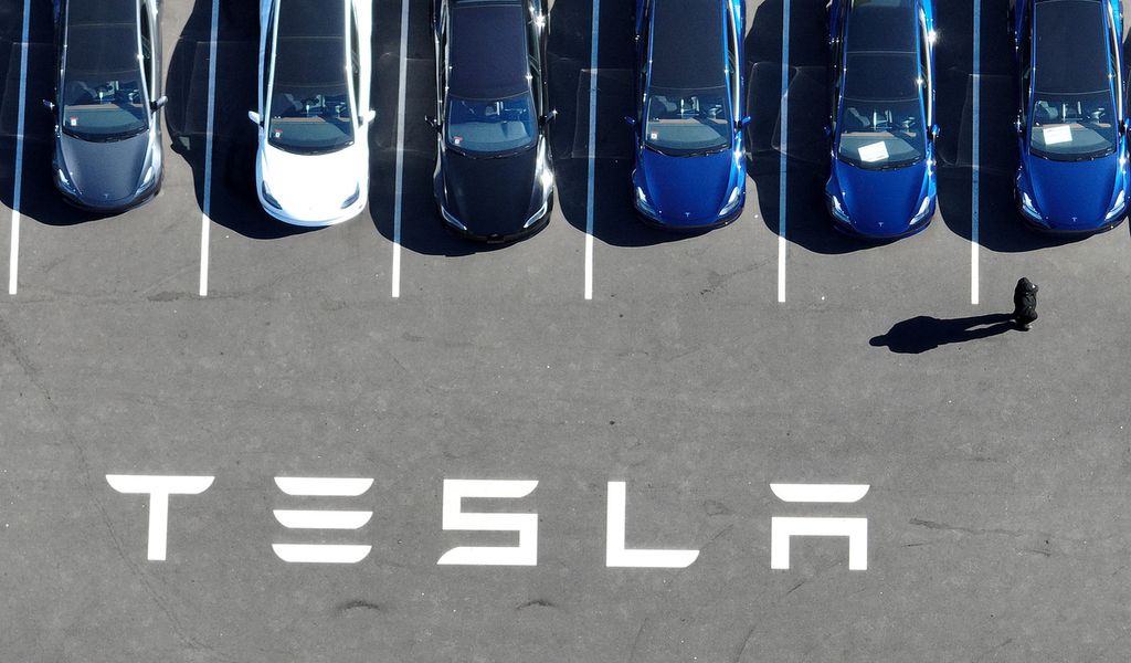Mobil baru Tesla diparkir di pabrik Tesla, Fremont, California, AS, 19 November 2022. 