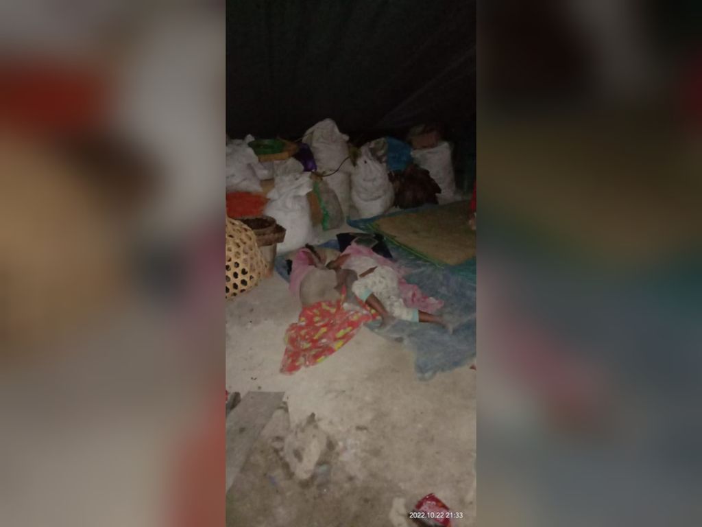 Warga Besipae, Kecamatan Amanuban Tengah, Kabupaten Timor Tengah Selatan, Nusa Tenggara Timur, Sabtu (22/10/2022) malam, tidur di tenda darurat seusai rumah mereka dirobohkan.