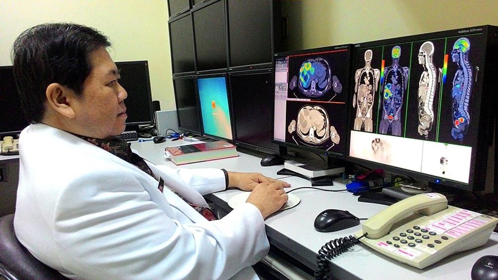 Dokter Spesialis Radiologi dan Konsultan Radiologi Nuklir pada Rumah Sakit Gading Pluit, Jakarta Utara, Tjondro Setiawan, Sabtu (3/9), di RS Gading Pluit, sedang menganalisis citra dari PET/CT-scan terkait kondisi kanker usus besar pada seorang pasien yang sudah menyebar hingga hati. PET/CT-scan mendeteksi perubahan atau aktivitas sel di dalam tubuh dengan media warna, memudahkan dokter mendiagnosis kanker dan tingkat keparahannya.