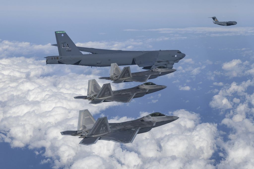 Sebuah foto yang dikeluarkan Kementerian Pertahanan Korea Selatan memperlihatkan pesawat pembom B-52 milik Angkatan Udara Amerika Serikat bersama sejumlah jet tempur F-22 dan pesawat logistik pengangkut C-17 melintas di atas Semenanjung Korea pada latihan militer udara bersama, 20 Desember 2022. (South Korean Defense Ministry via AP)