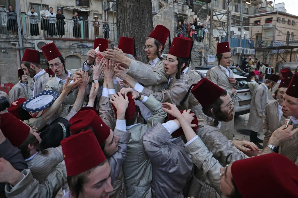 Warga Yahudi ultra-ortodoks memakai kostum khas untuk merayakan Purim di permukiman Mea Shearim, Jerusalem, 8 Maret 2023.  