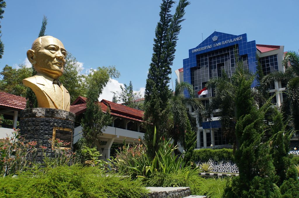 Patung pahlawan nasional Sam Ratulangi di kompleks Universitas Sam Ratulangi (Unsrat) Manado, Sulawesi Utara, Senin (13/4/2020). Unsrat menghentikan segala aktivitas di kampus di tengah wabah Covid-19.