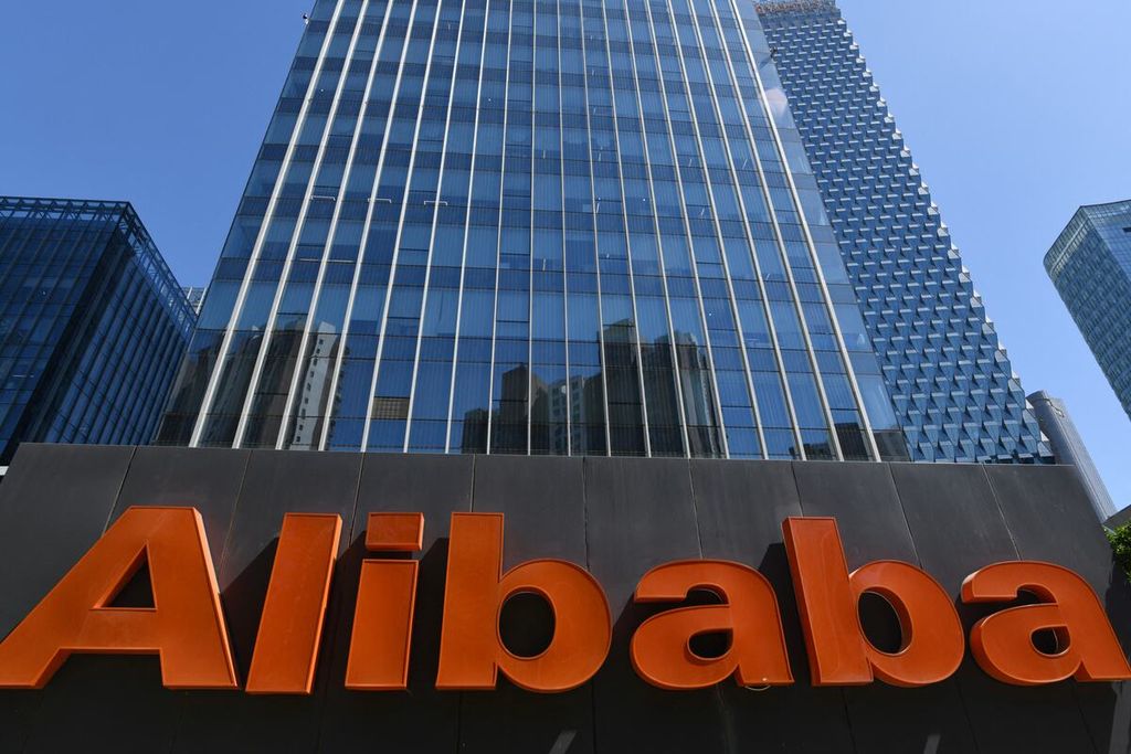 Tulisan Alibaba, nama perusahaan teknologi asal China, di luar kantor perusahaan itu, di Beijing, China, April 2021. 