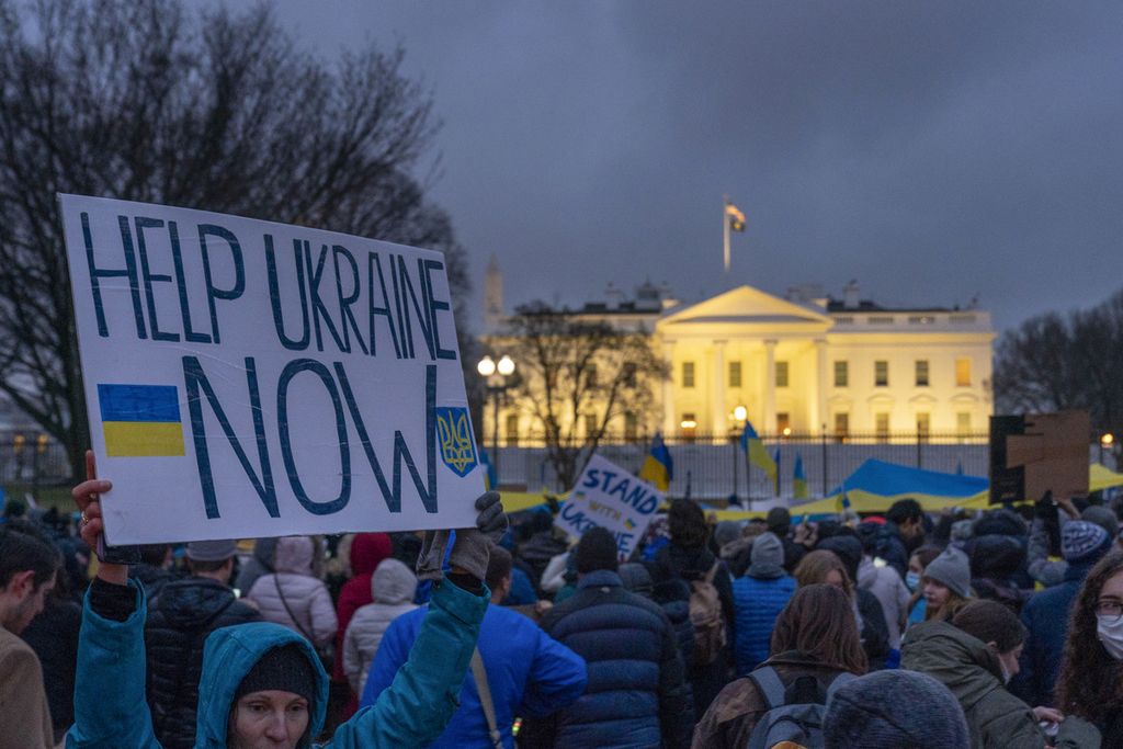 Warga memprotes invasi Rusia ke Ukraina di depan Gedung Putih di Washington, Kamis (24/2/2022)