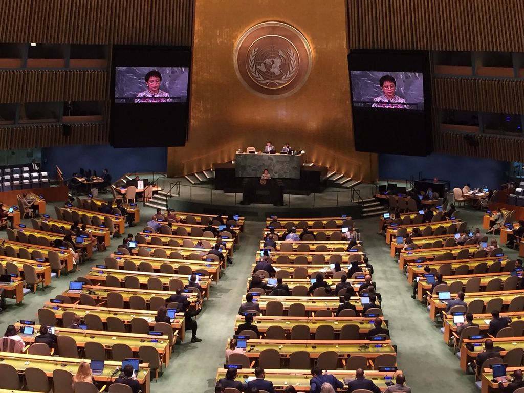 Menteri Luar Negeri Retno Marsudi (berdiri di podium, terlihat di layar) menyampaikan pidato dalam Sidang Ke-77 Majelis Umum PBB di Markas Besar PBB di New York, Amerika Serikat. 