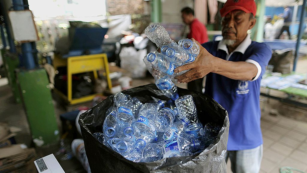 Ramli menimbang sampah plastik botol minuman di bank sampah RW 003, Kelurahan Malaka Sari, Duren Sawit, Jakarta Timur, Selasa (12/9/2017).