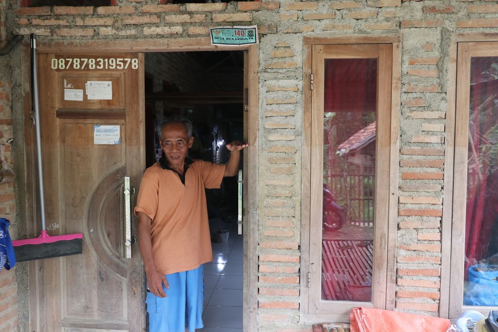 Rumah warga Desa Mekarsari, Kecamatan Telukjambe Barat, Kabupaten Karawang Sarim pernah terendam banjir sangat tinggi pada 4 Desember 2022. Sarim menunjukkan bekas banjir di rumahnya ketika Kompas berkunjung ke rumahnya pada Sabtu, 4 Februari 2023.