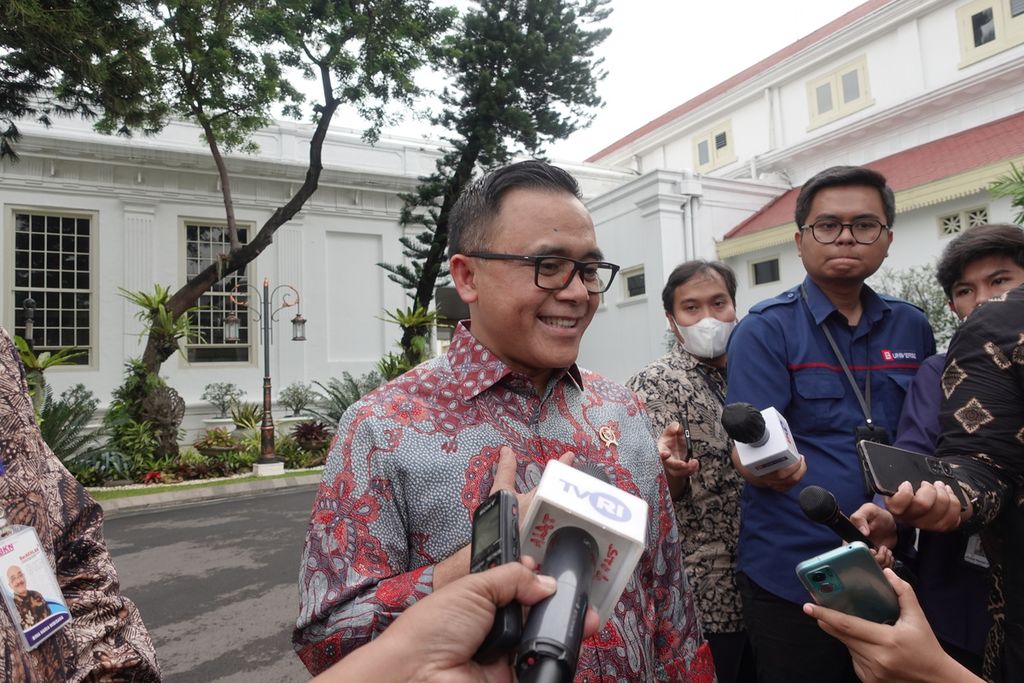Menteri Pendayagunaan Aparatur Negara dan Reformasi Birokrasi Abdullah Azwar Anas saat menjawab pertanyaan media di Kompleks Istana Kepresidenan Jakarta, Rabu (15/3/2023).