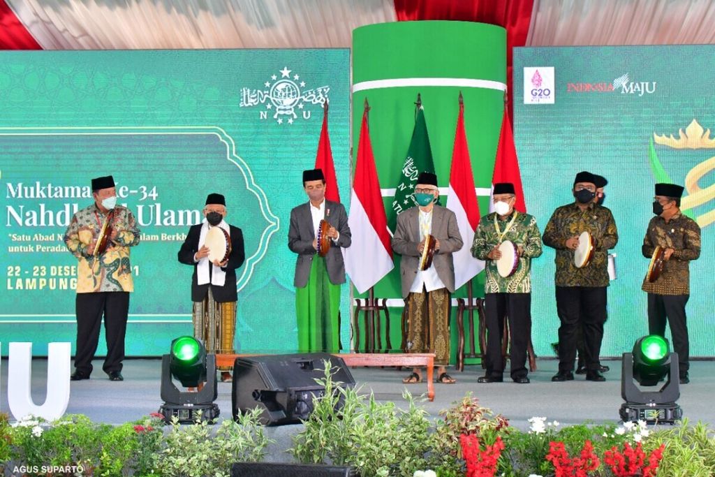 Presiden Joko Widodo, Wakil Presiden Ma’ruf Amin (kedua dari kiri), Rais Aam NU KH Miftachul Akhyar (ketiga dari kanan), Ketua Umum PBNU KH Said Aqil Siraj (kedua dari kanan), dan Menteri Agama Yaqut Cholil Qoumas memukul rebana tanda dimulainya Muktamar NU di Lampung, Rabu (22/12/2021).
