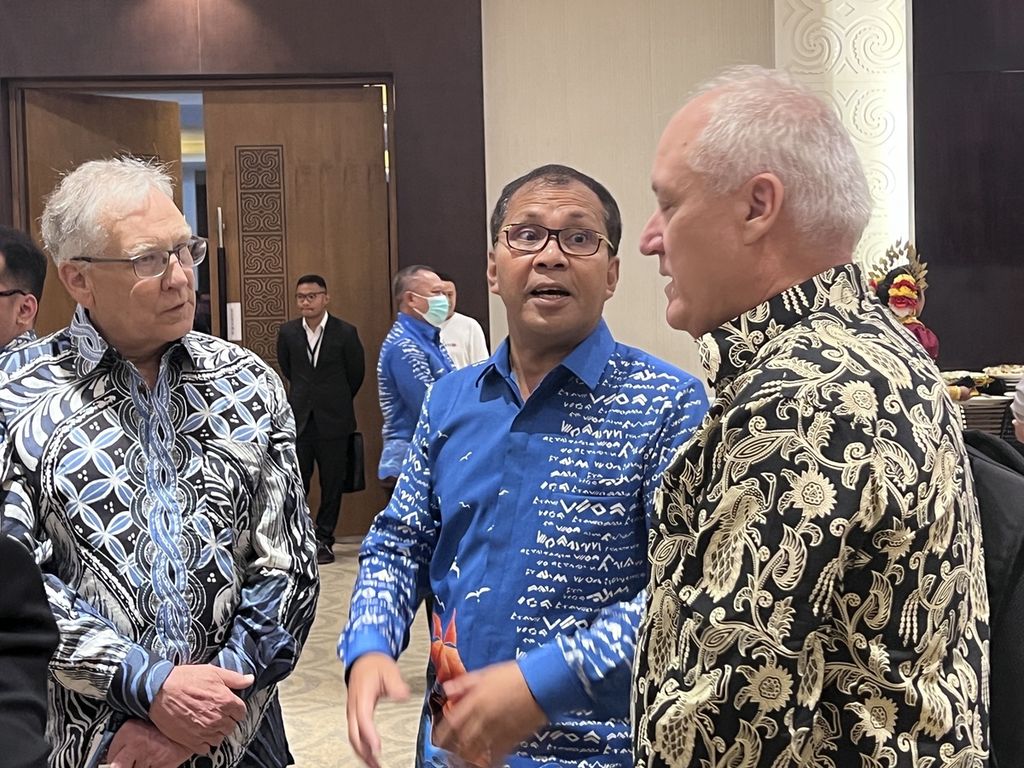 Wali Kota Makassar M Ramdhan Pomanto (tengah) berbincang dengan delegasi negara asing di sela pertemuan Makassar Investment Forum di Makassar, Selasa (8/11/2022).