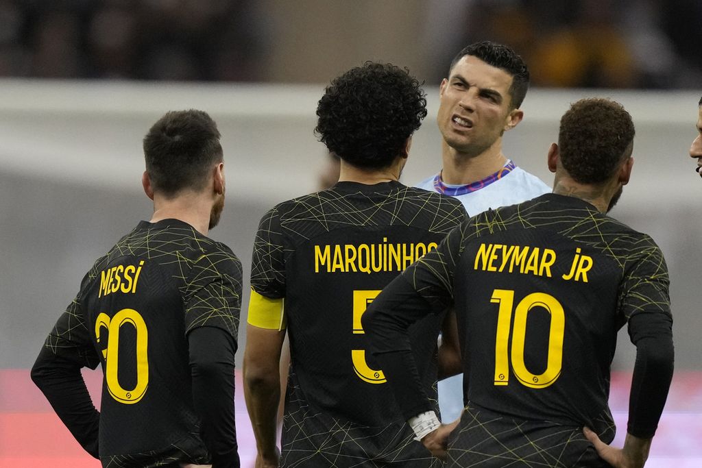 Pemain Riyadh Season Team Cristiano Ronaldo )kedua dari kanan) berbincang dengan pemain Pemain Paris Saint-Germain Lionel Messi (kiri) Marquinhos (kedua dari kiri), dan Neyma Jr (kanan) pada laga persahabatan di Stadion Internasional Raja Fahd, Riyadh, Arab Saudi, Jumat (20/1/2023) tengah malam WIB. PSG memenangi laga dengan skor 5-4. Cristiano Ronaldo mencetak dua gol dan Lionel Messi mencetak satu gol pada laga itu. 