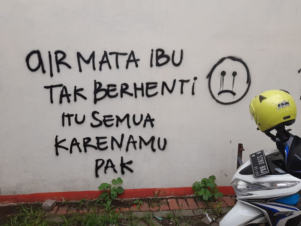 Sebuah tulisan menyayat hati terpampang di sebelah pintu keluar Stadion Kanjuruhan, Malang, Jawa Timur, saat diabadikan, Jumat (7/10/2022) sore, bersamaan dengan tujuh hari Tragedi Kanjuruhan yang menewaskan ratusan suporter Aremania.