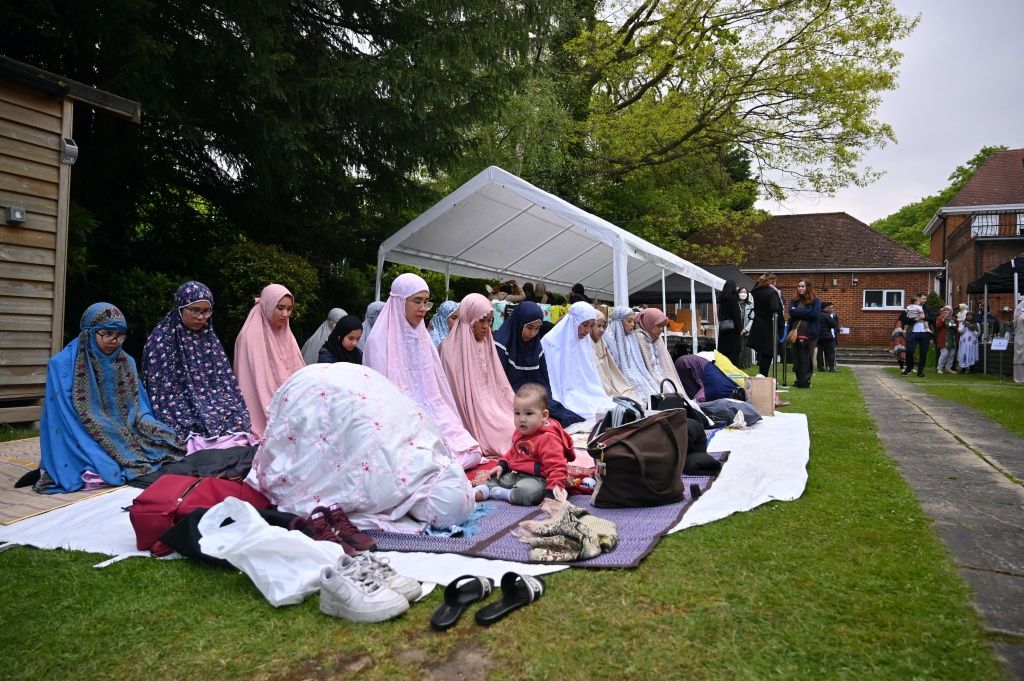 Warga diaspora Indonesia di Inggris menjalani shalat Idul Fitri berjamaah di Wisma Nusantara KBRI London, Senin (2/5/2021). Ini merupakan shalat berjamaah pertama setelah dua tahun absen karena pandemi Covid-19.