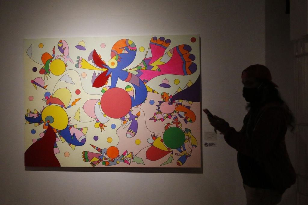 Pengunjung menikmati lukisan yang dipamerkan saat pembukaan pameran tunggal Daniel Kho bertajuk owALAH di Bentara Budaya, Jakarta, Kamis (19/1/2023). 