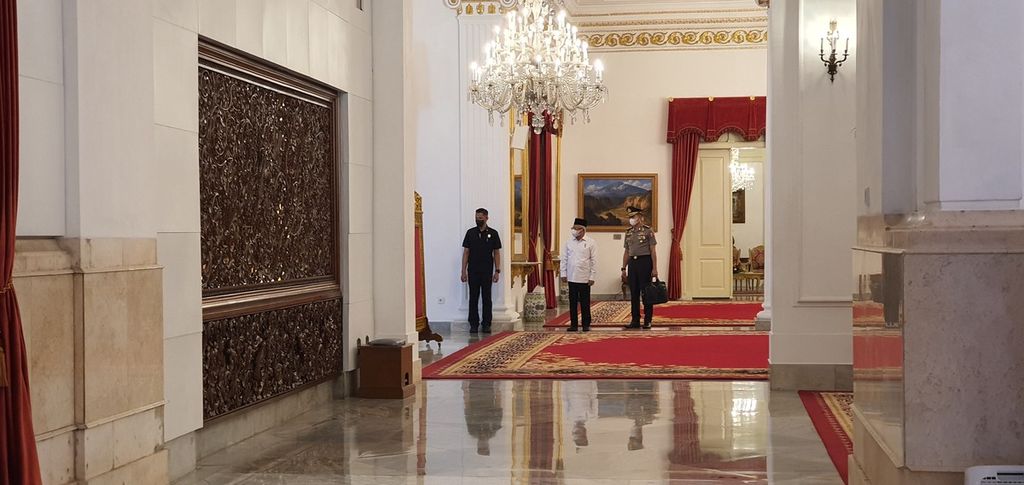 Wakil Presiden Ma'ruf Amin (berbaju putih) berdiri di depan pintu Istana Negara, Jakarta, menanti Presiden Joko Widodo. Keduanya akan memimpin sidang kabinet paripurna, Kamis (2/3/2023).