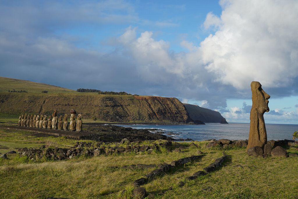 Patung batu Moai warisan kebudayaan Rapa Nui di Pulau Paskah yang terletak 3.700 km dari lepas pantai Chile di Samudera Pasifik, Jumat (5/8/2022). 