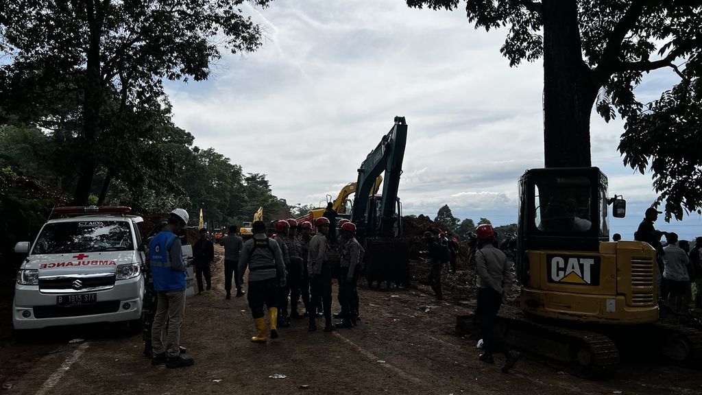 Sejumlah alat berat dikerahkan untuk mengeruk longsoran tanah akibat  gempa Cianjur di Jalan Cugenang, Cianjur Jawa Barat, Selasa (22/11/2022).