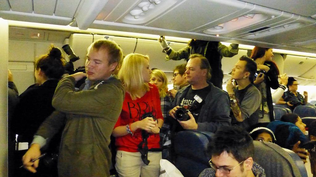  Suasana di dalam pesawat sewaaan Rihanna Jumbo Jet Boeing 777. Wartawan amat kelelahan karena harus berjam-jam menunggu di dalam pesawat yang tak kunjung lepas landas. 
