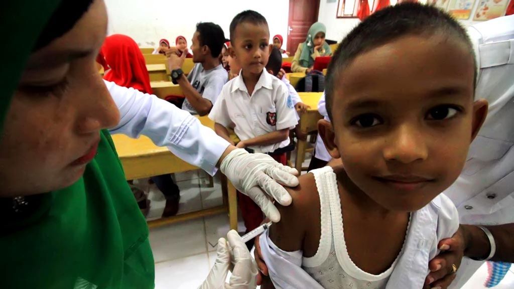 Siswa menjalani suntik imunisasi Tetanus saat pelaksanaan Bulan Imunisasi Anak Sekolah (BIAS) di SDN 1 daerah terpencil, Desa Cot Mambong Nisam, Aceh Utara, Aceh, Selasa (14/11). 