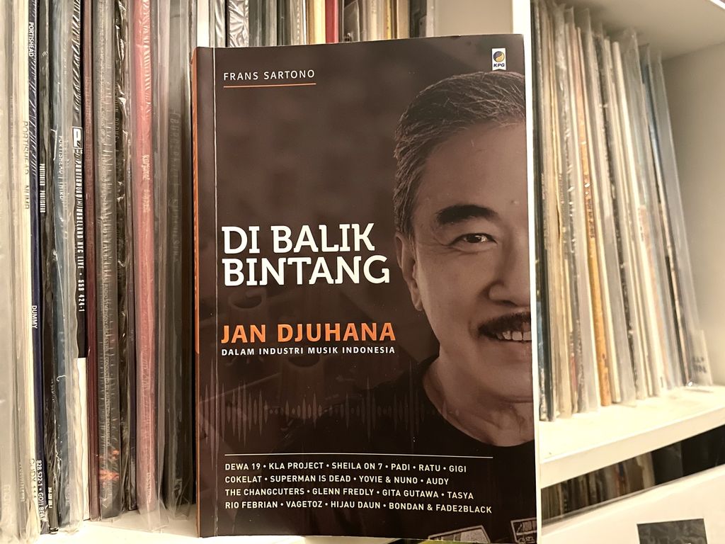 Sampul buku <i>Di Balik Bintang: Jan Djuhana dalam Industri Musik Indonesia</i> yang ditulis Frans Sartono.