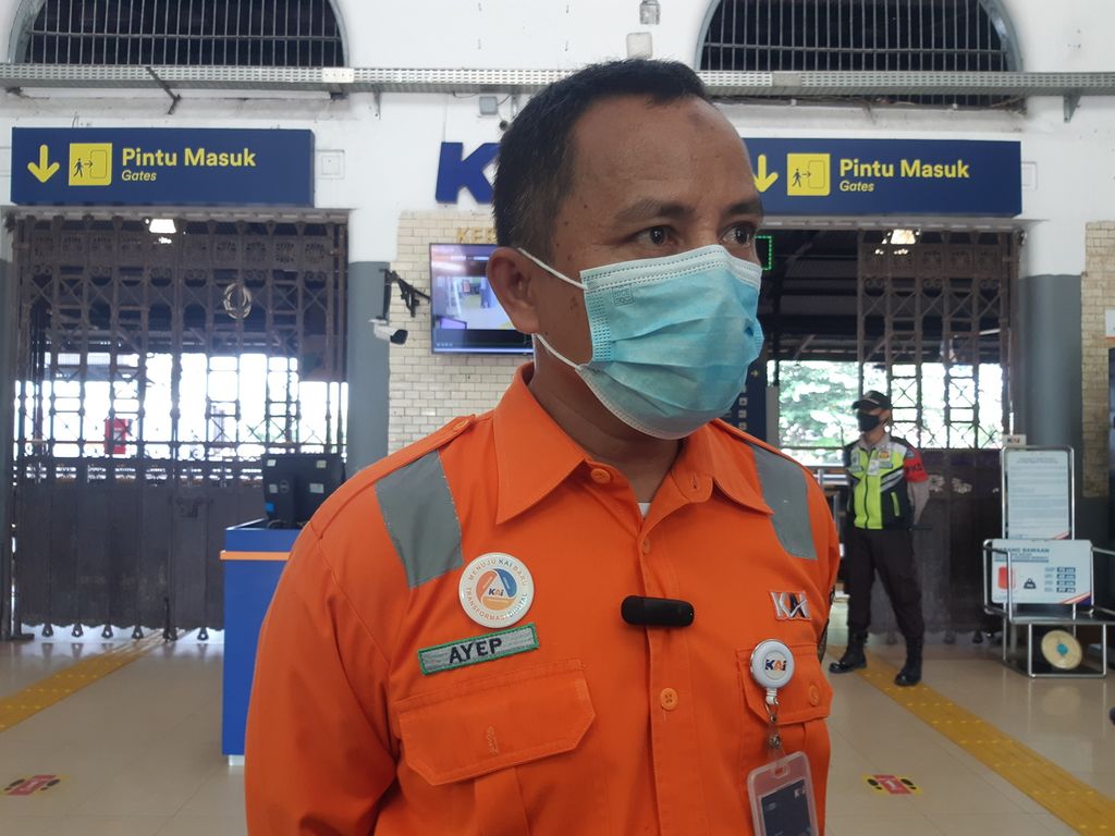 Manager Humas PT KAI Daerah Operasi 3 Cirebon Ayep Hanapi saat diwawancarai, Rabu (21/12/2022), di Stasiun Cirebon, Jawa Barat.