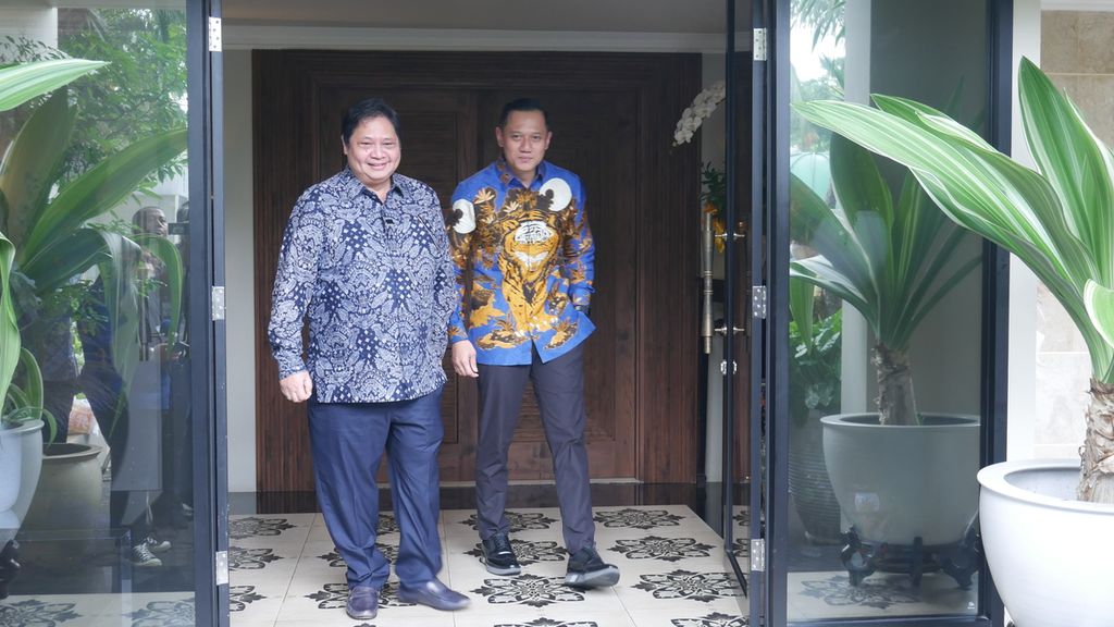 Ketua Umum Partai Golkar Airlangga Hartarto (kiri) dan Ketua Umum Partai Demokrat Agus Harimurti Yudhoyono (kanan) berjalan beriringan usai bertemu di rumah dinas Airlangga di kompleks Widya Chandra 3, Nomor 6, Jakarta, Sabtu (7/5/2022). Partai Golkar dan Demokrat membuka peluang untuk berkoalisi pada Pemilu 2024.